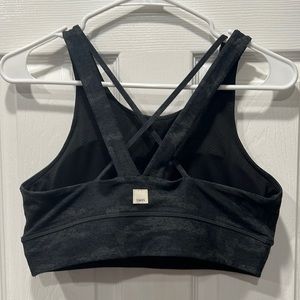 Vuori sports bra size M, dark gray camp pattern